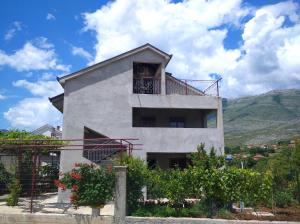 un edificio con balcón en la parte superior en GM - Studio Apartment, en Trebinje