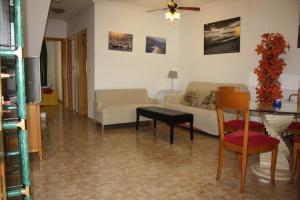 een woonkamer met een bank en een tafel bij Estrella de Mar in Los Urrutias