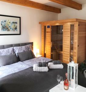 Postel nebo postele na pokoji v ubytování Apartmán 2KK Sauna and Aromatherapy