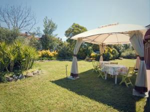 カステルヌオーヴォ・マグラにあるB&B il Lupo e la Querciaの庭の傘下のテーブル
