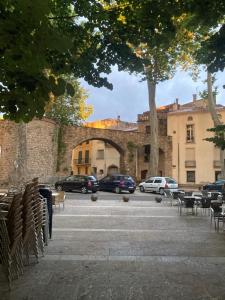 een groep auto's geparkeerd voor een gebouw bij Poppys Chambres d'Hotes in Céret