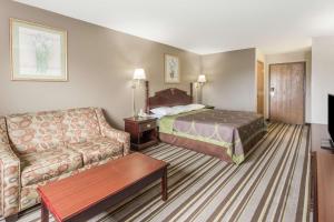 Gallery image of Super 8 by Wyndham Yorkville in Yorkville