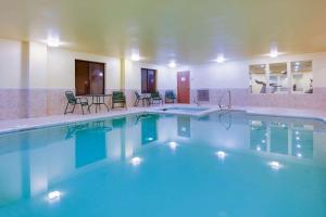 Swimming pool sa o malapit sa La Quinta by Wyndham Richmond - Kings Dominion