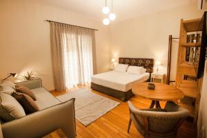 sypialnia z łóżkiem, kanapą i stołem w obiekcie Bentzi...Boutique Apartment 6, Superior Suite for 4 Guests w Atenach