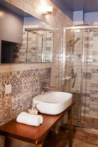 łazienka z umywalką i prysznicem w obiekcie Bentzi...Boutique Apartment 6, Superior Suite for 4 Guests w Atenach