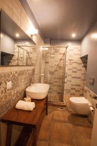 łazienka z umywalką, prysznicem i toaletą w obiekcie Bentzi...Boutique Apartment 6, Superior Suite for 4 Guests w Atenach +15 zdjęć