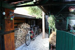 un grupo de bicicletas estacionadas fuera de una cabaña en Frenk cottage 5 KM FROM THE AIRPORT-free transportation, en Šenčur