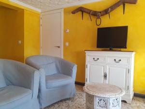 TV a/nebo společenská místnost v ubytování CASA RURAL RUTA DEL AGUA 4 hab al lado Monasterio de Piedra