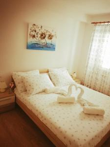 sypialnia z łóżkiem z dwoma ręcznikami w obiekcie Apartment Michael w Krku