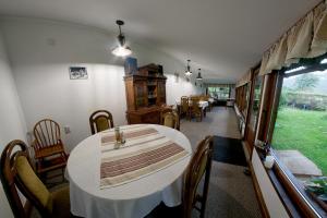 バマにあるPensiunea Casa Bianca - Bucovinaのダイニングルーム(白いテーブル、椅子付)