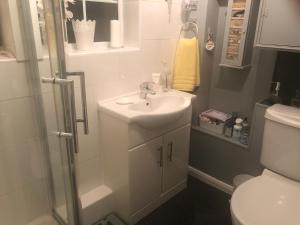 ein Badezimmer mit Waschbecken, Dusche und Toilette in der Unterkunft Victorian Cottage in Deal