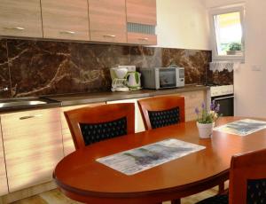 Kuchyň nebo kuchyňský kout v ubytování MONTE Beach Apartments
