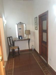 um quarto com uma mesa, uma cadeira e um espelho em Via ROMA em Montevarchi