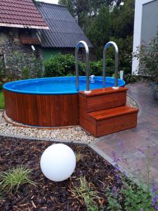 uma banheira de hidromassagem num jardim com uma bola branca em Riza villa em Badacsonytomaj