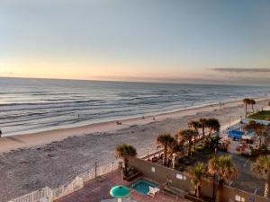 widok na plażę i ocean o zachodzie słońca w obiekcie Ocean balmy warm healing breeze on sunny balcony w mieście Daytona Beach