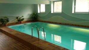 Una gran piscina en una habitación con en Ferienwohnung Am Paradies, en Bad Lauterberg