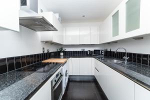 Ett kök eller pentry på Newcastle Penthouse - Sleeps 8 - City Centre - Free Parking - City Views