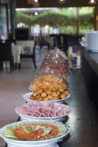 una línea de buffet con platos de comida en un mostrador en Phu Quoc Hotel en Phu Quoc