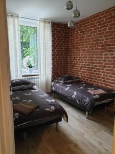 Un pat sau paturi într-o cameră la Sanktuarium Snu Apartments