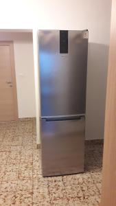 een roestvrijstalen koelkast in een kamer bij Apartments Toma in Omiš