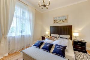 Posteľ alebo postele v izbe v ubytovaní Grand Apartments