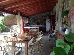 B&B Casa dei Nonni في سكاريو: مطبخ مع طاولة وكراسي خشبية طويلة