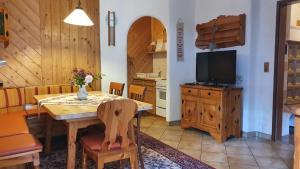Televízia a/alebo spoločenská miestnosť v ubytovaní Appartements Dollnig