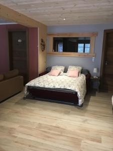ein Schlafzimmer mit einem Bett mit zwei rosa Kissen in der Unterkunft La Guillemette in Les Combes