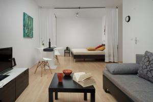 salon z kanapą i stołem w obiekcie Apartments Antons w Puli
