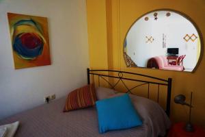 Postel nebo postele na pokoji v ubytování Cosy guest house with private yard