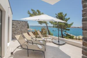 Gallery image of Pansion Zlatna ribica in Brodarica