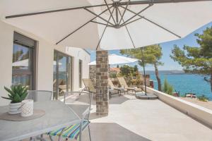 Gallery image of Pansion Zlatna ribica in Brodarica