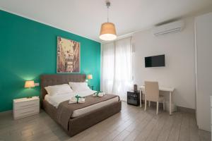 - une chambre avec un lit, une table et un bureau dans l'établissement B&B Brothers Suite Vomero, à Naples