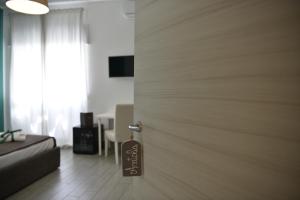 ナポリにあるB&B Brothers Suite Vomeroの部屋の看板入りドア