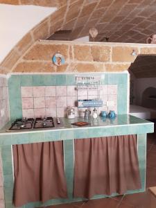 a kitchen with a stove and a counter top at Bilocale Dillo alla luna in Gallipoli