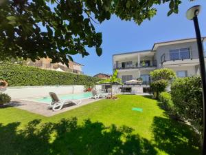 a house with a yard with a swimming pool at Camere da Mirella in Lazise