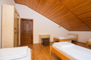 um quarto com 2 camas e um tecto de madeira em Hostel Teplo em Sochi