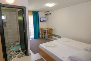 ジュピテルにあるCasa Amurのベッドルーム1室(ベッド1台、ガラス張りのシャワー付)