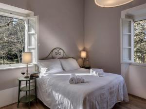 een slaapkamer met een bed met twee slippers erop bij Agriturismo La Fattoria di Capezzana in Carmignano
