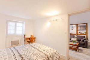 1 dormitorio con 1 cama y sala de estar en #CMI - CENTRE HISTORIQUE - Wifi - Tout confort, en Colmar