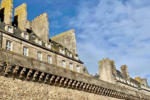 stary zamek z niebieskim niebem w tle w obiekcie Petit loft SAINT-MALO intra-muros w Saint-Malo