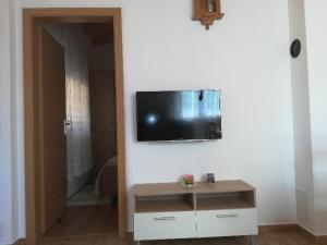TV a/nebo společenská místnost v ubytování Apartman Sabljak-Nerezine