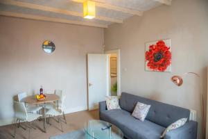 sala de estar con sofá azul y mesa en Delightful Central, Seaside Apartment-with free parking, en South Shields