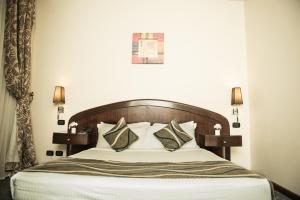 亞歷山大的住宿－櫻花瑪麗斯基酒店，一间卧室配有一张大床和两个枕头