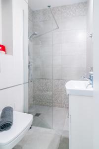 a bathroom with a shower and a toilet and a sink at Lux Apartment New&Nice Gdańsk in Gdańsk