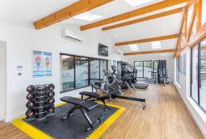 un gimnasio con cintas elípticas y bicicletas estáticas en Tegid Lodge- Pine Lake Resort en Carnforth