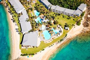 eine Luftaufnahme eines Resorts am Strand in der Unterkunft Daydream Island Resort in Daydream Island
