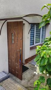 een houten deur aan de zijkant van een huis bij Studio Ania in Stegna