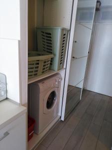 Imagen de la galería de Le Palais du Tropique appartement vue mer 5é étage avec ascenseur, en Juan-les-Pins