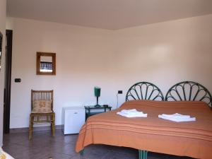 una camera da letto con un letto e una sedia di B&B La Terrazza ad Alghero